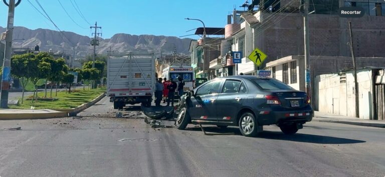 Fuerte choque deja vehículos con severos daños en San Antonio