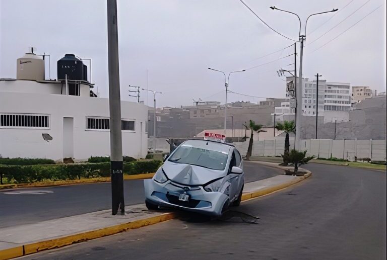 Mollendo: taxi se despista y choca contra poste
