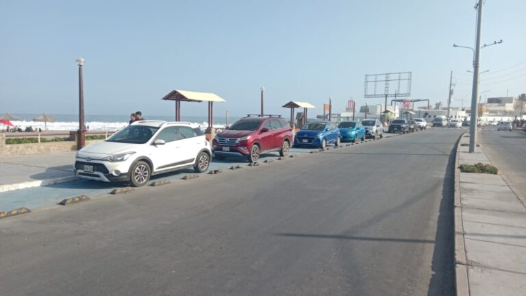 Autos bloquean ciclovía frente a Playa Uno