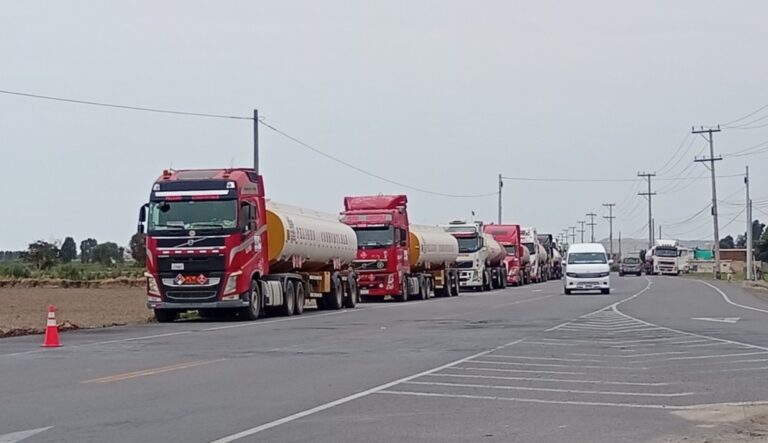 Vecinos de Deán Valdivia bloquean tránsito de vehículos pesados