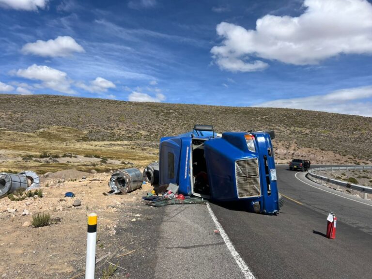 Otro camión boliviano se vuelca en la carretera binacional Moquegua–Puno