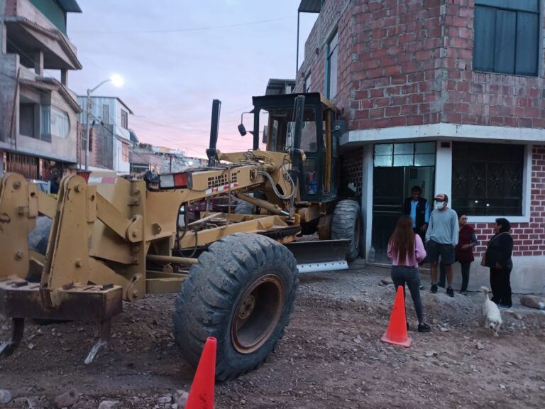 Retroexcavadora de obra municipal se empotra en vivienda de Samegua