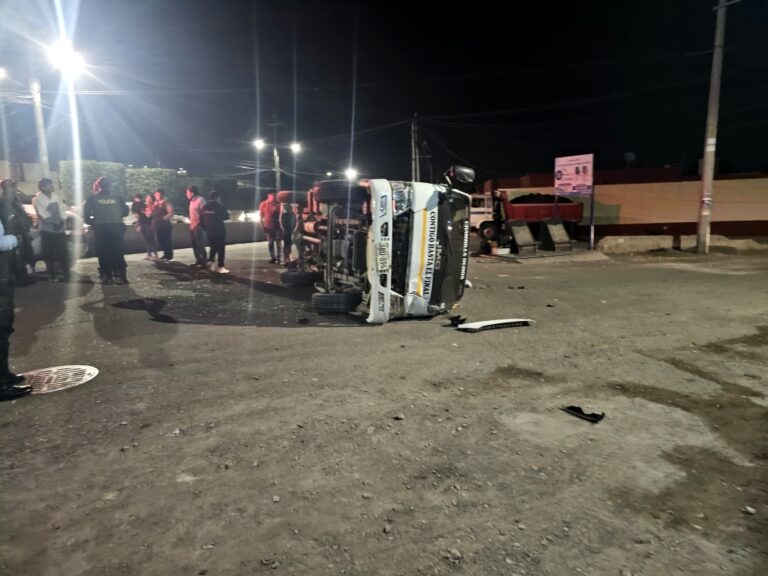 Camión vuelca tras impactar con un taxi en la Av. Ejército 