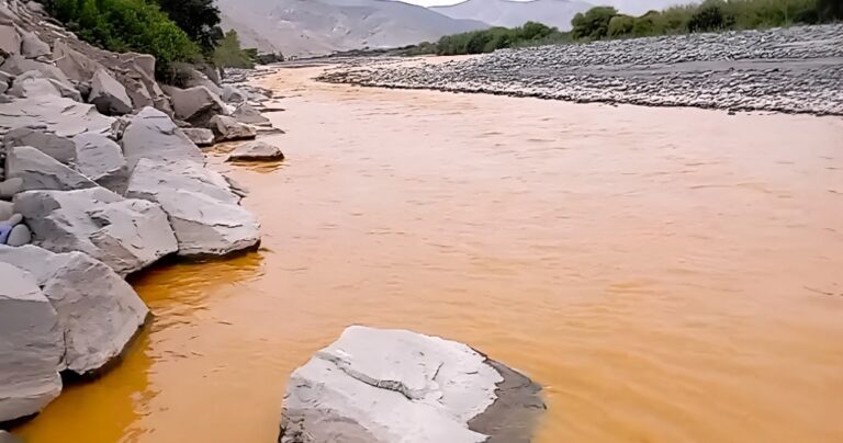 OEFA monitorea río Tambo por coloración atípica