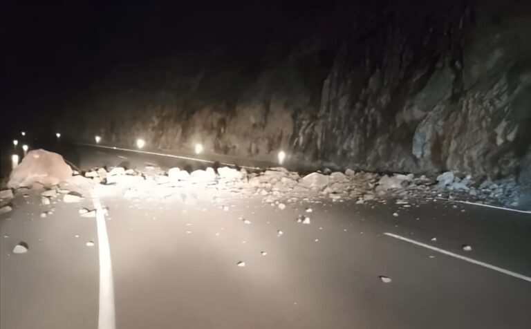Deslizamiento de piedras interrumpe tránsito en la Costanera norte