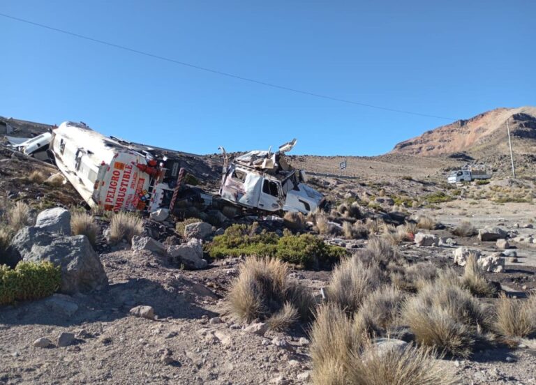Otra cisterna boliviana vuelca en la vía Binacional