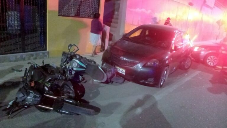 Intervienen a conductor que chocó contra dos motocicletas 