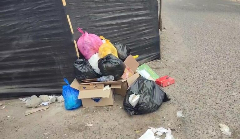 Encuentran tubos con sangre entre residuos médicos arrojados en la vía pública