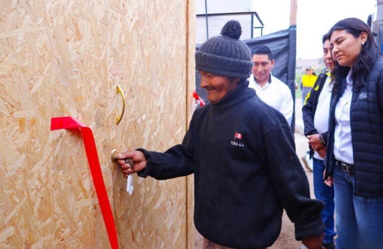 Mejía: adultos mayores reciben módulos habitacionales
