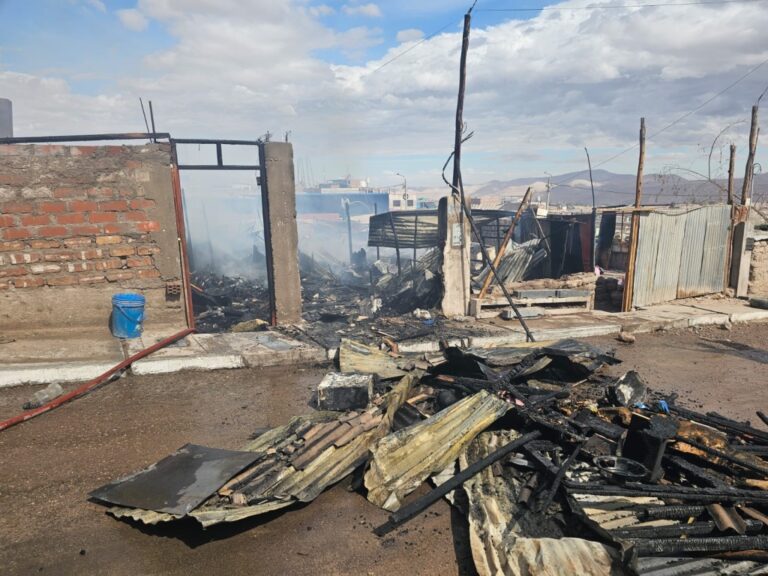 Incendio en San Antonio deja viviendas reducidas a cenizas 
