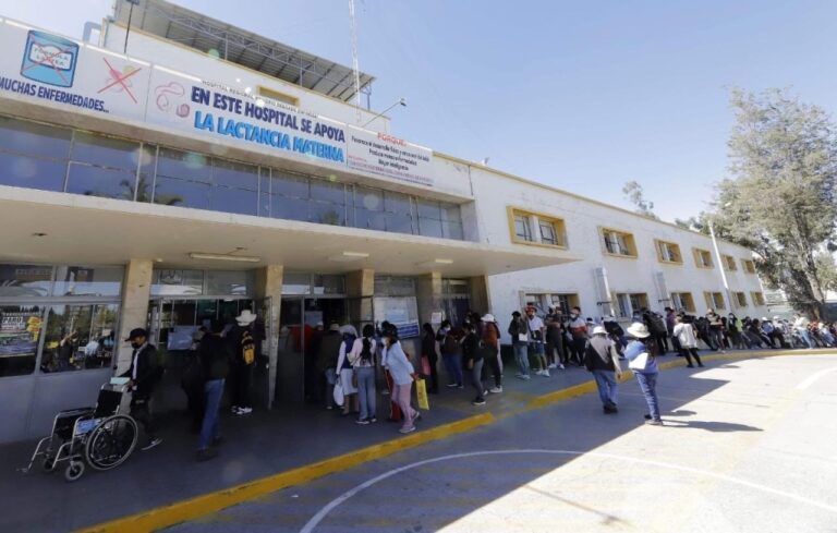 Mujer muere mientras hacía cola en el hospital Honorio Delgado