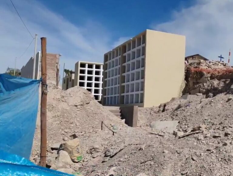 Indignación por nichos con vista a la calle en cementerio San Gabriel