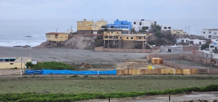Denuncian invasión de terrenos en la tercera playa de Mejía