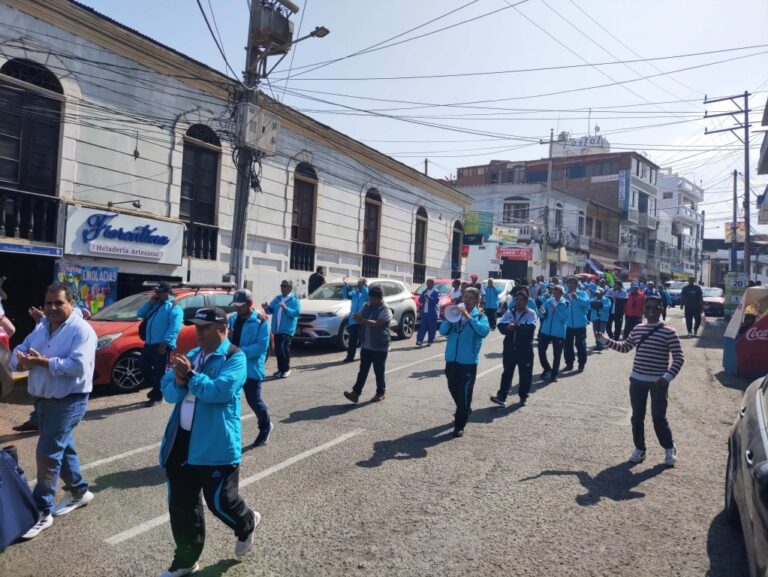Municipales marchan en Mollendo en defensa de sus derechos laborales