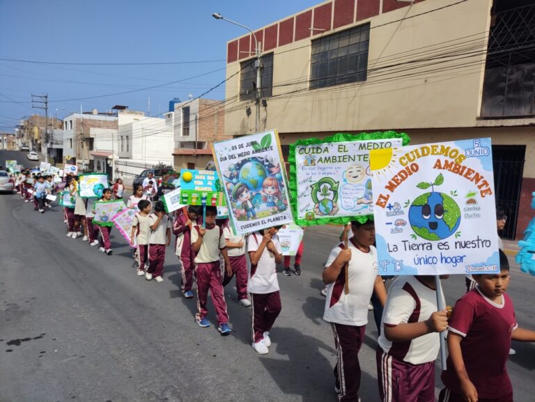 Estudiantes del colegio Pacheco marchan por el medio ambiente