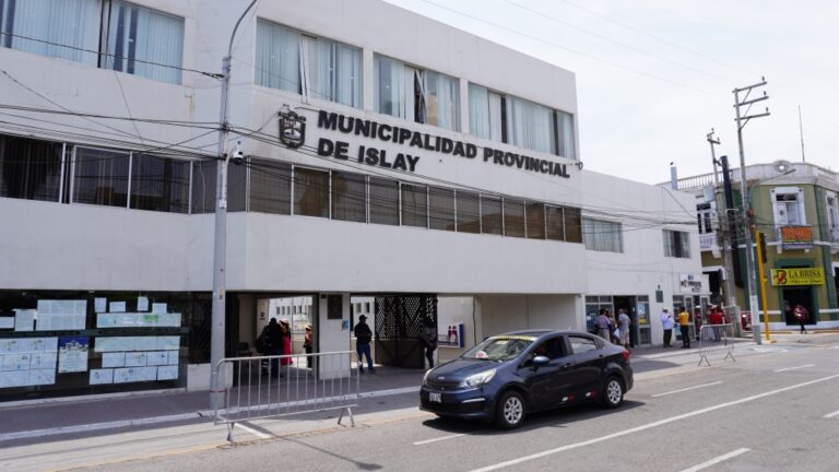 Regidores deslindan responsabilidades por paraderos informales de minivanes