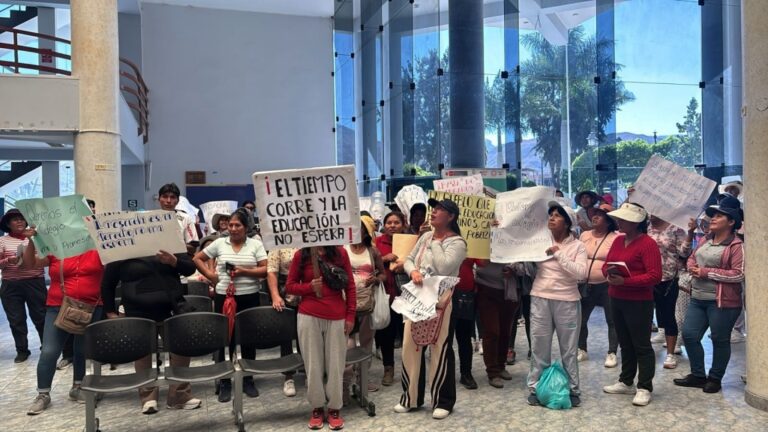Padres del colegio Juan Scarsi se declaran en protesta permanente contra alcalde de Samegua