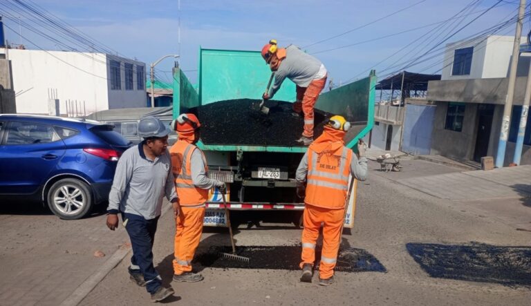 Continúan trabajos de parchado de vías en el cercado de Mollendo