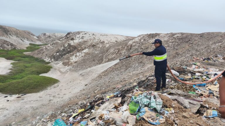 Vecinos denuncian quema de basura en Matarani