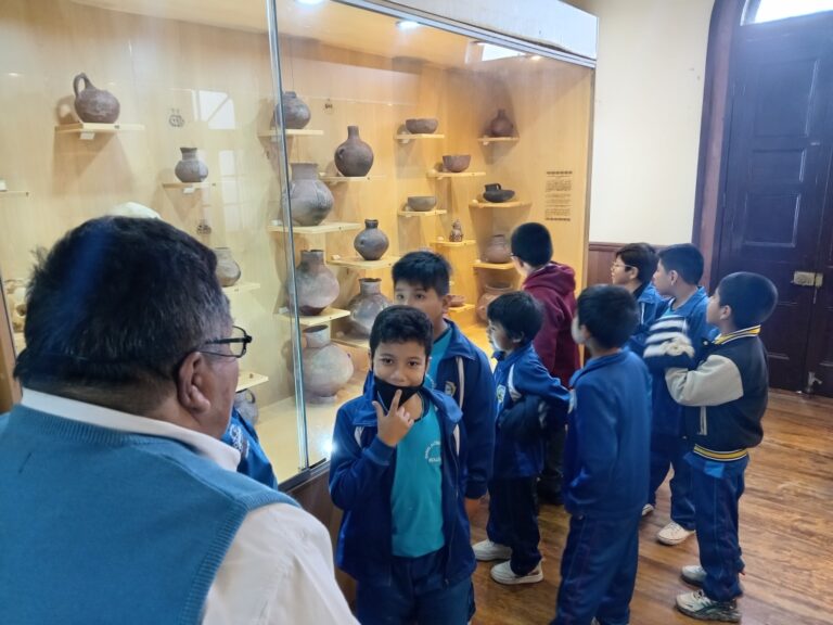 Escolares recorren sitios históricos de Mollendo