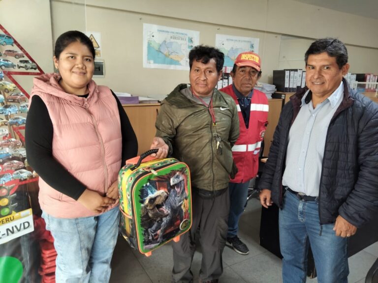 Taxista devuelve mochila olvidada en su vehículo