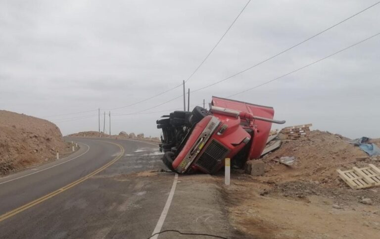 Ilo: Tráiler se despista y vuelca en la Costanera Norte