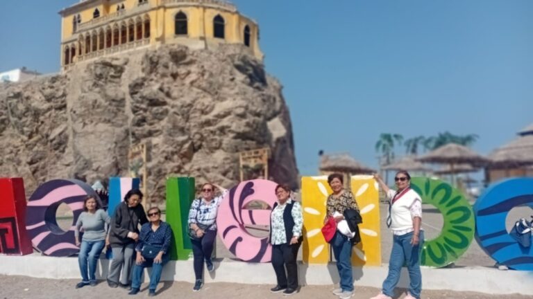 Adultas mayores de Piura disfrutan de visita guiada gratuita a Mollendo