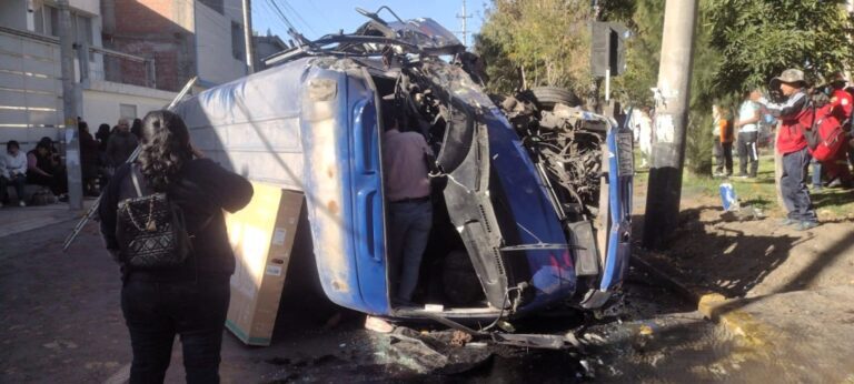 Cobradora de cúster pierde la vida tras despiste y volcadura en Arequipa