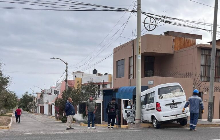 Combi se despista y cae a desnivel en la Urb. Garibaldi de Ilo