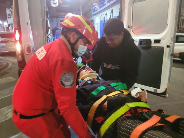 Dos personas heridas tras choque entre moto y auto en intersección