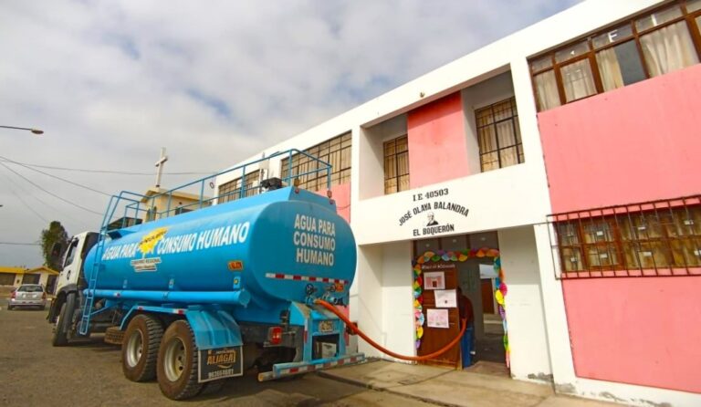 Colegios de Deán Valdivia reciben agua potable en cisternas
