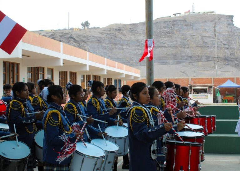 Colegio Vimatoca protesta por retiro de su banda
