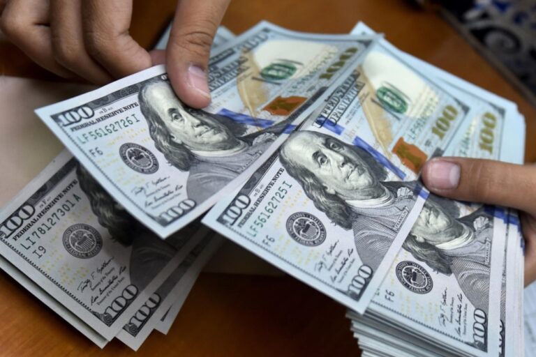¿Por qué la caída el dólar?