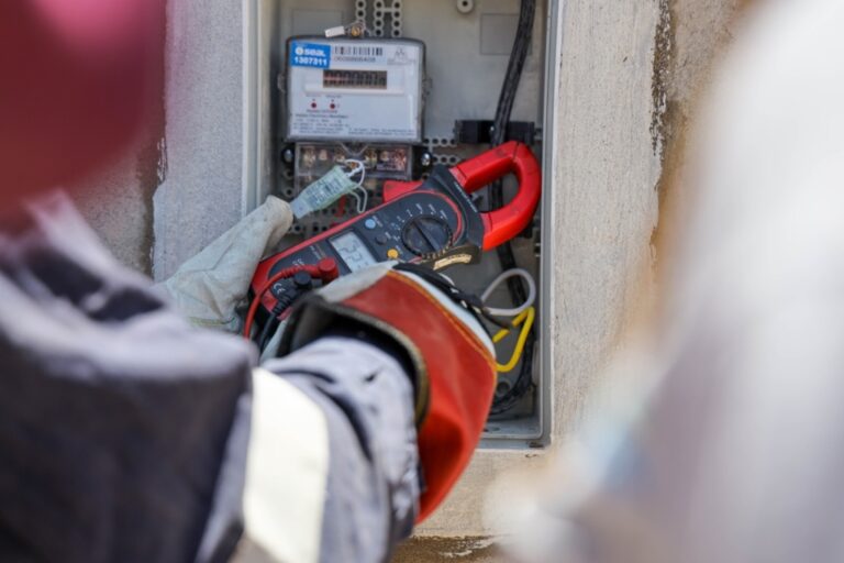 Con 63% de avance SEAL normaliza conexiones eléctricas en Islay