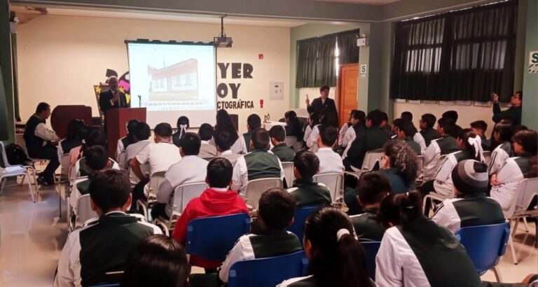 Exalumno del Deán Valdivia mostró legado histórico a estudiantes