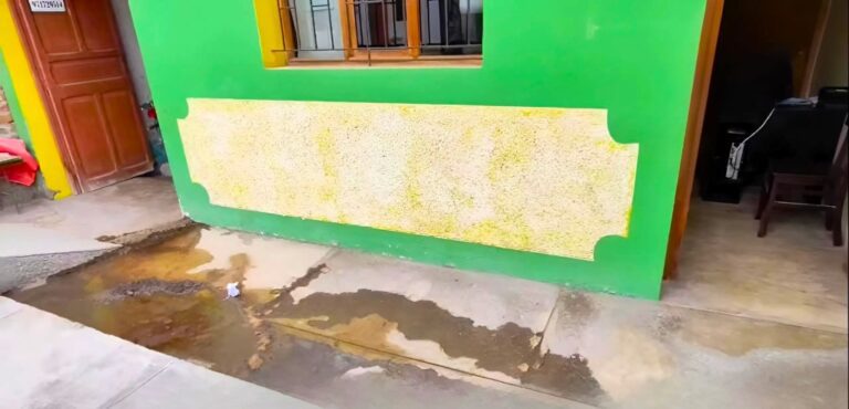 Colapso de desagües inunda viviendas en Deán Valdivia