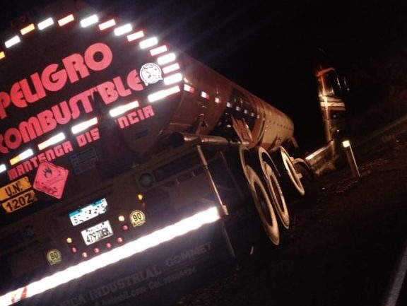 Cisterna boliviana se despista: conductor detenido en presunto estado de ebriedad