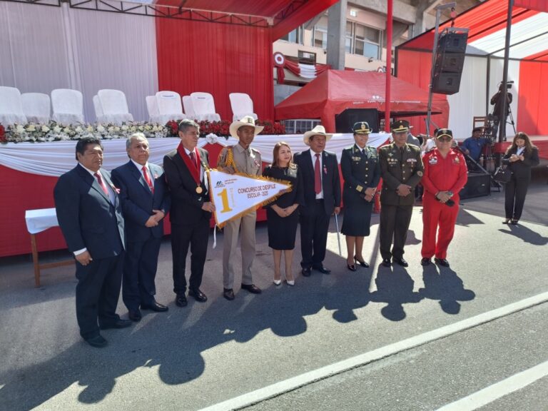 Colegios Rafael Díaz y Simón Bolívar primeros lugares en desfile escolar por Fiestas Patrias
