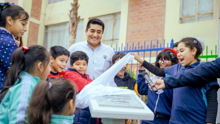 Entregan losa y parque recreativo renovados en Pampa Inalámbrica