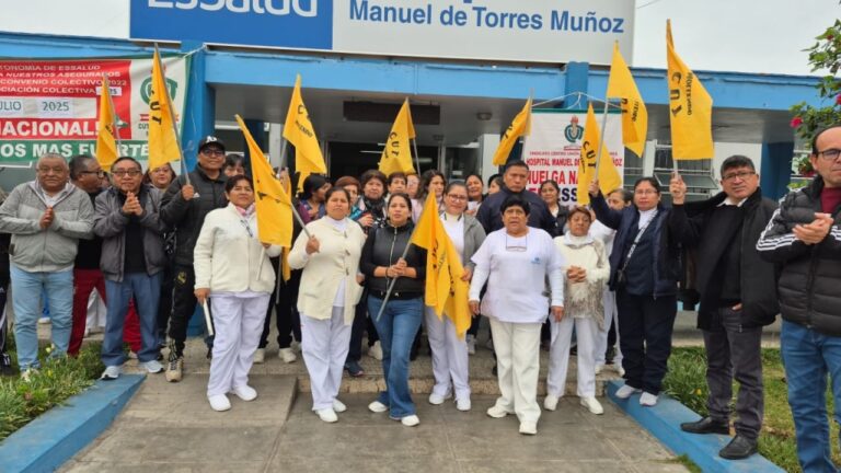 Trabajadores de EsSalud Mollendo acatan huelga indefinida 