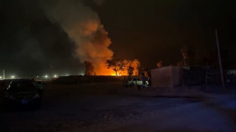 Clausuran cochera tras incendio frente a terminal de combustibles
