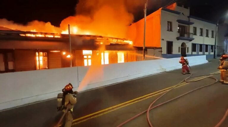 Incendio consume histórica casona de la ex Aduana en Mollendo