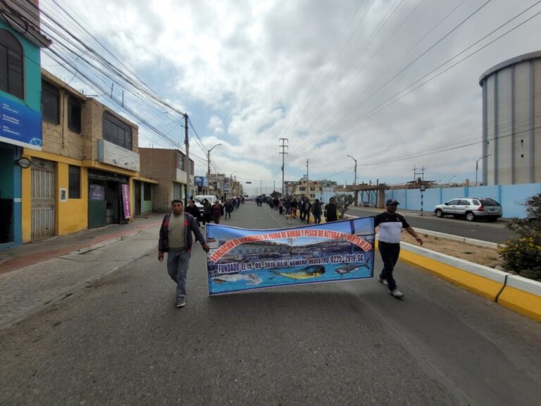 Con marcha pacífica, pescadores de Ilo reclaman cuota diferenciada para la pota