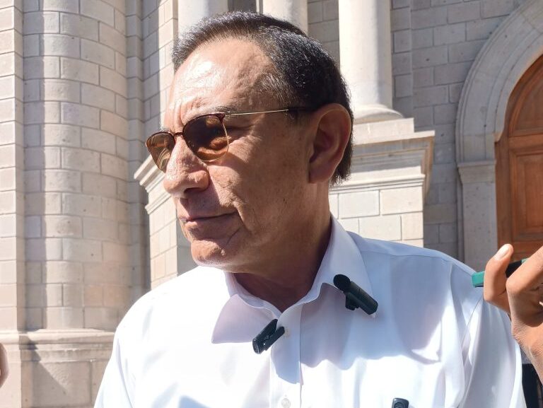 Martín Vizcarra admite que mantiene comunicación con gobernadora regional
