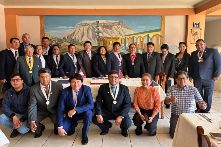 MÉDICOS VETERINARIOS DE MOQUEGUA CELEBRAN ANIVERSARIO INSTITUCIONAL CON EMOTIVO RECONOCIMIENTO