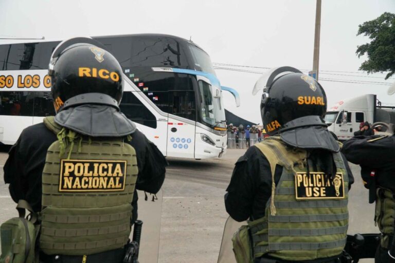 Gobierno ordena liberar carreteras bloqueadas por mineros artesanales