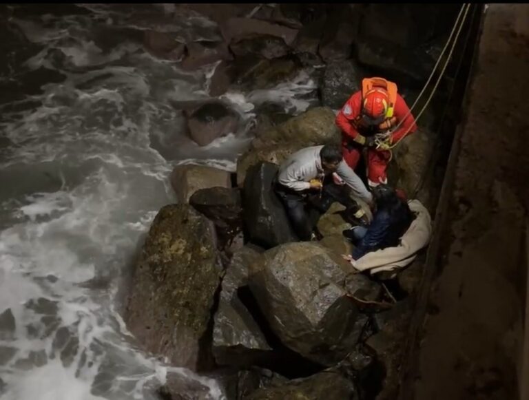 Pareja queda atrapada entre rocas en muelle Hayduk de Ilo  