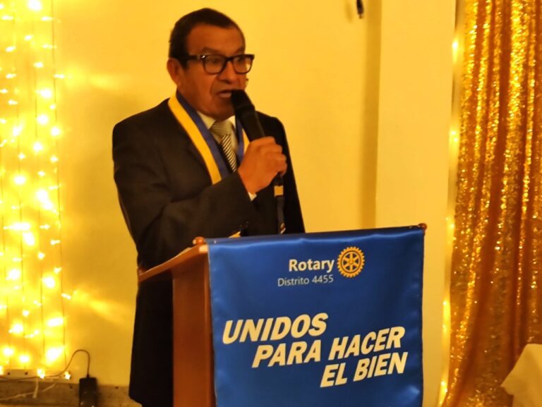 Rolando Manzanares asume presidencia del Rotary Club Mollendo
