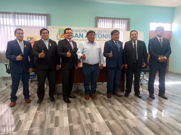 Alcalde de San Antonio presenta nuevos funcionarios