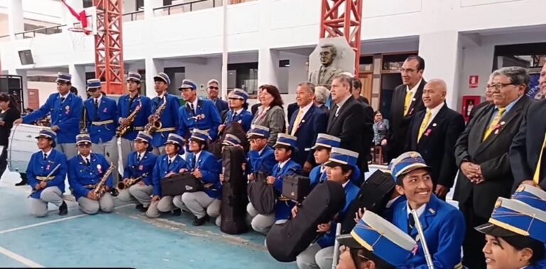 Promoción 1975 dona instrumentos musicales a banda de la I.E. Daniel Becerra Ocampo de Ilo 